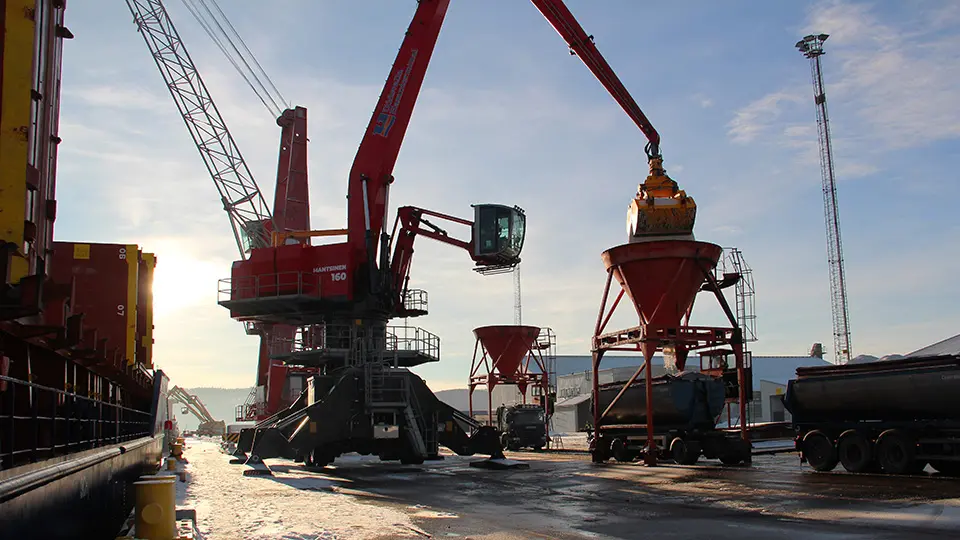Lossning av salt i Uddevalla hamn